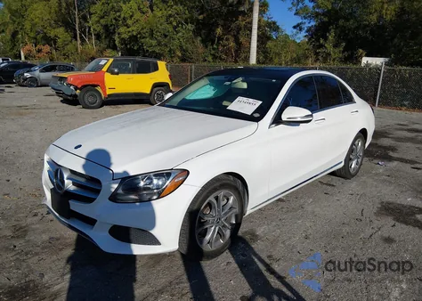 2017 Mercedes-Benz C 300 4Matic z USA, uszkodzony, nr VIN 55SWF4KB7HU216891